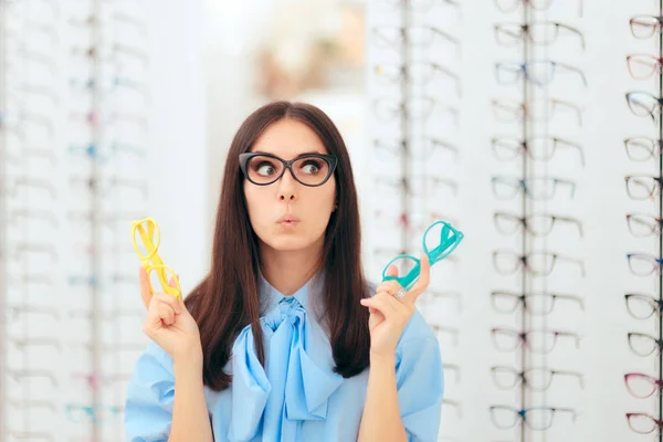 Menina Escolhendo Óculos Frames Loja Óptica — Fotografia de Stock