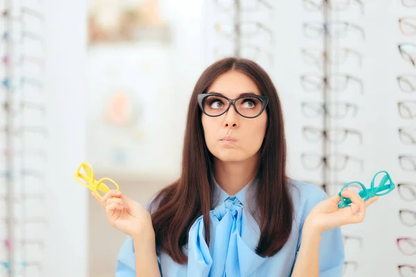 Girl Choosing Eyeglasses Frames Optical Store — Stock Photo, Image