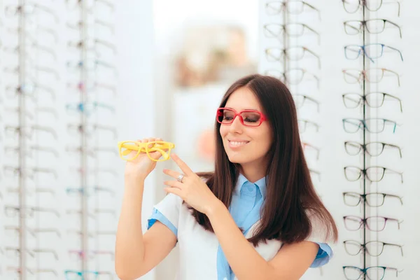 Kadın Doktoru Göz Bakım Uzmanı Modern Optik Mağaza — Stok fotoğraf