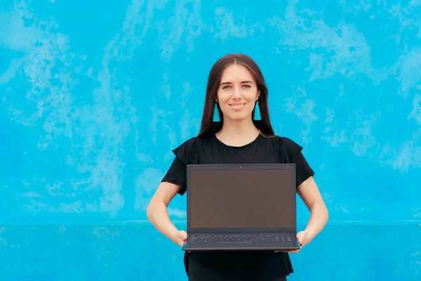 Bella Ragazza Che Tiene Computer Portatile Uno Sfondo Blu — Foto Stock