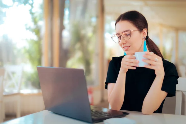 Freelance Woman Working Online Typing Laptop Restaurant — Stock Photo, Image