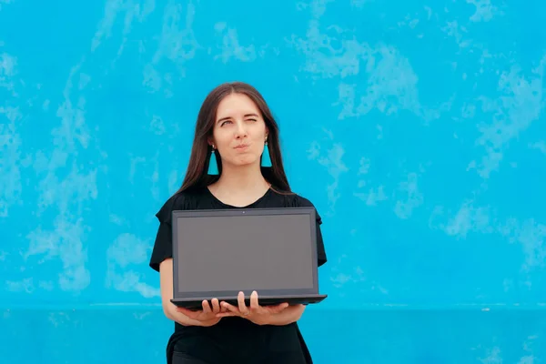 Menina Bonita Segurando Laptop Fundo Azul — Fotografia de Stock