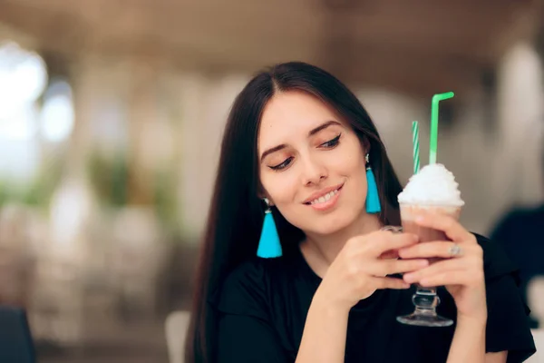 Flickan Håller Kaffe Drink Med Vispad Grädde Toppen — Stockfoto