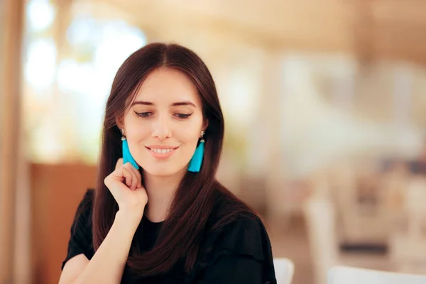 Elegante Chica Sonriente Con Pendientes Flecos Borla Azul —  Fotos de Stock