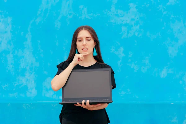 Menina Bonita Segurando Laptop Fundo Azul — Fotografia de Stock