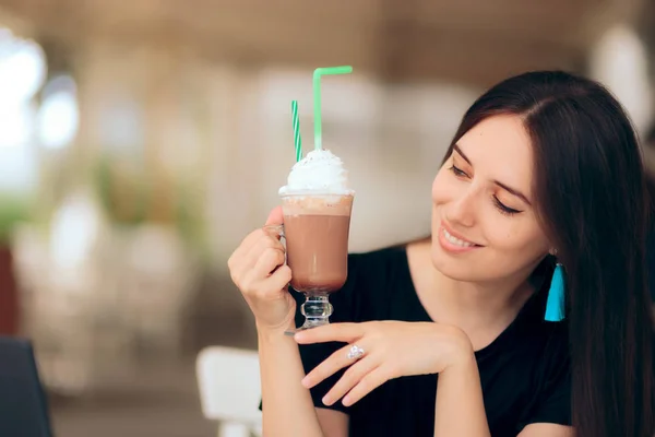 Chica Sosteniendo Bebida Café Con Crema Batida Parte Superior — Foto de Stock