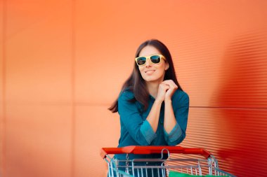 Yaz kız süper markette alışveriş sepeti iterek ile serin