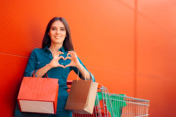 Flicka Med Shopping Och Gåva Påsar Framför Stormarknad Butik — Stockfoto