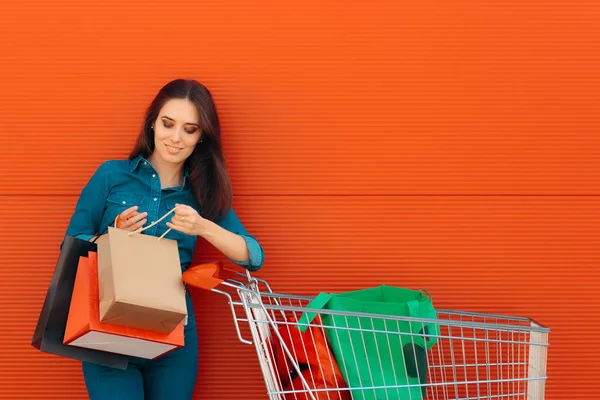 Meisje Met Winkelen Cadeau Zakken Voor Een Supermarkt Winkel — Stockfoto