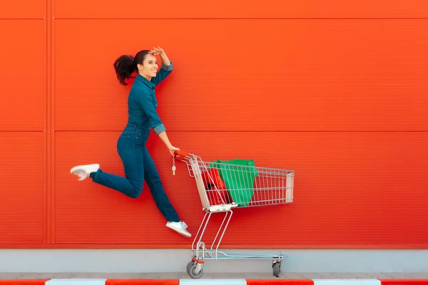 Mujer Feliz Con Compras Saltando Con Alegría —  Fotos de Stock