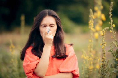 Kız açık havada onun Inhaler kullanarak astım acı