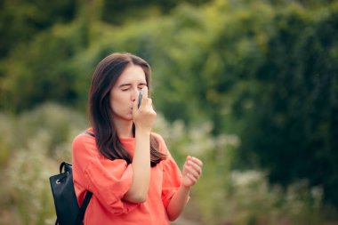 Kız açık havada onun Inhaler kullanarak astım acı