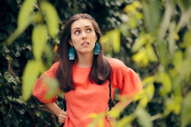 Açık havada parkta sırt çantası ile şirin kız