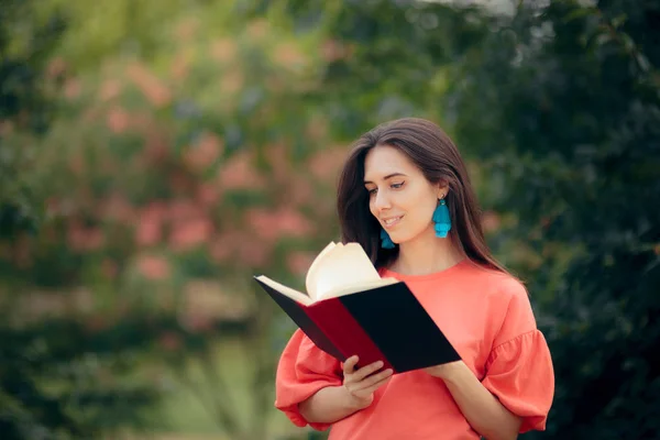 Çalışkan Kız Bir Kitap Açık Havada Park Holding — Stok fotoğraf