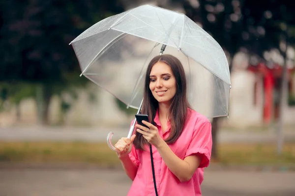 Vrouw Met Doorzichtige Paraplu Regen — Stockfoto