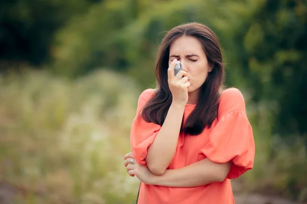 Girl Suffering Asthma Using Her Inhaler Outdoors — Stock Photo, Image