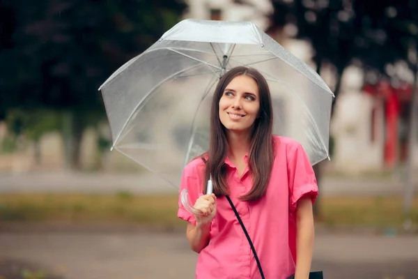 Kobieta Trzyma Przezroczyste Parasol Deszczu — Zdjęcie stockowe
