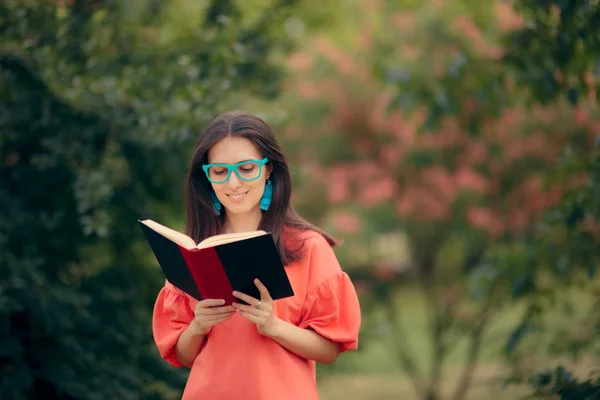 Estudiosa Chica Sosteniendo Libro Aire Libre Parque — Foto de Stock