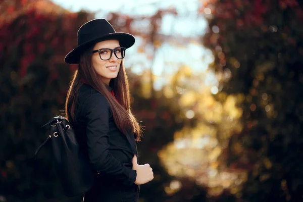 Gadis Pelajar Hipster Dengan Ransel Siap Untuk Sekolah — Stok Foto