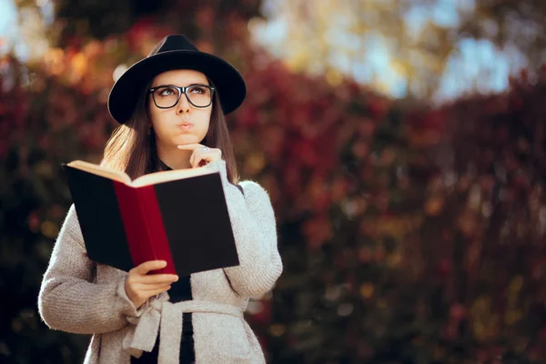 在秋季装饰的时髦学生拿着一本书户外 — 图库照片