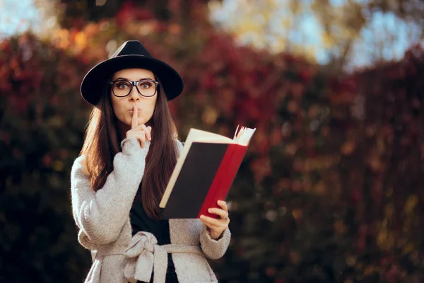 屋外で秋のインテリア本を持って流行に敏感な学生 — ストック写真