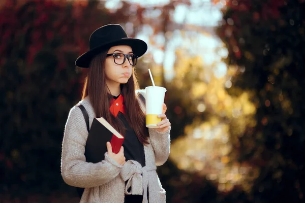 Mahasiswa Hipster Memegang Buku Outdoors Dekorasi Musim Gugur — Stok Foto