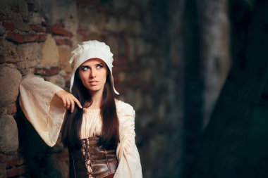 Ortaçağ tarihi kostüm giyen korse elbise ve kaporta kadında 