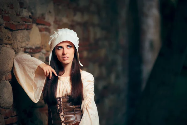 Middeleeuwse Vrouw Historisch Kostuum Dragen Corset Jurk Bonnet — Stockfoto