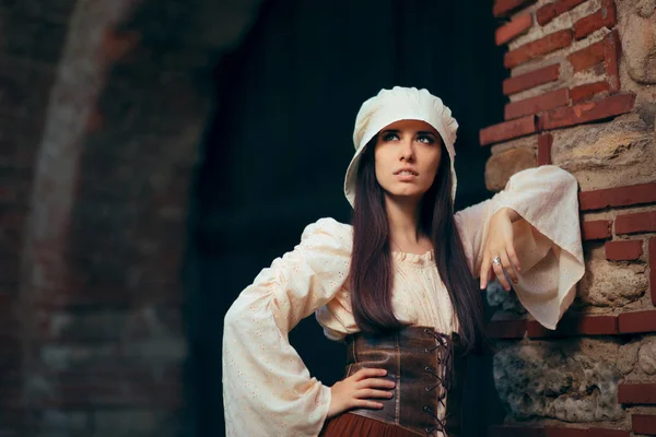 Femeia Medievală Costum Istoric Purtând Rochie Corset Capotă — Fotografie, imagine de stoc