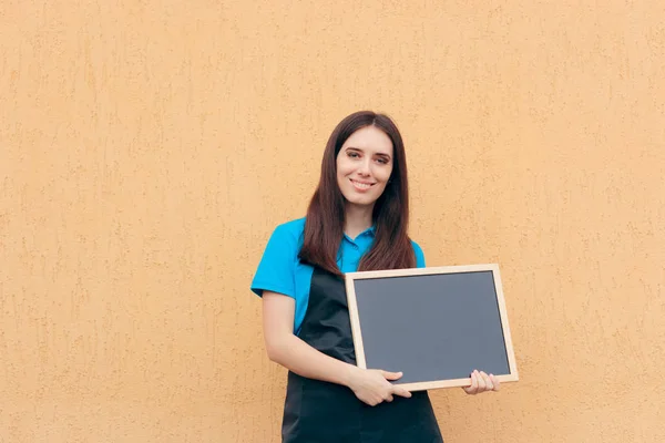 Vrouwelijke Werknemer Dragen Van Uniform Schort Holding Blackboard Teken — Stockfoto