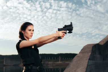 Kadın Cosplay süper silah tabanca eylem sahnesinde hedefleyen