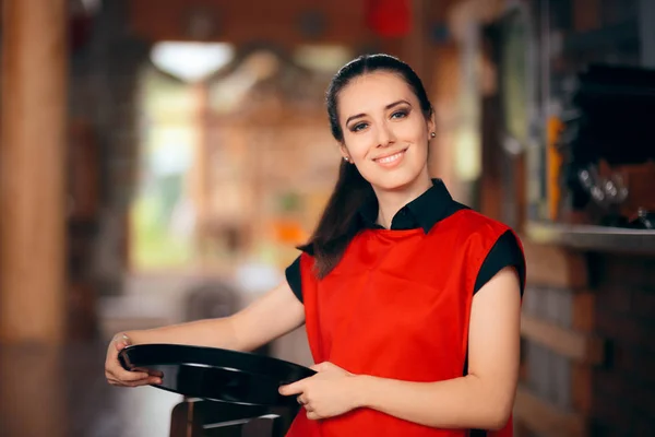 Lächelnde Kellnerin Mit Tablett Einem Restaurant — Stockfoto