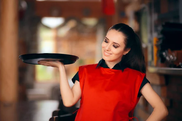 Sorrindo Garçonete Segurando Bandeja Restaurante — Fotografia de Stock