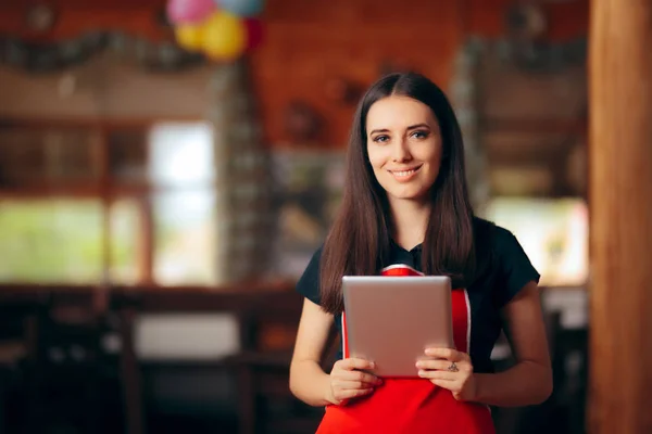 Restaurang Servitris Med Tablet Hantera Beställningar — Stockfoto