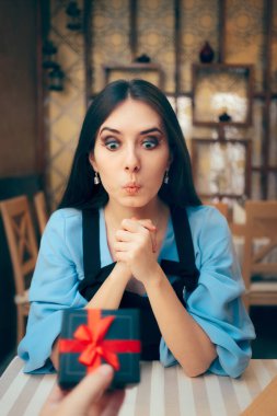 Sürpriz kız sevgilisinden bir hediye alma 