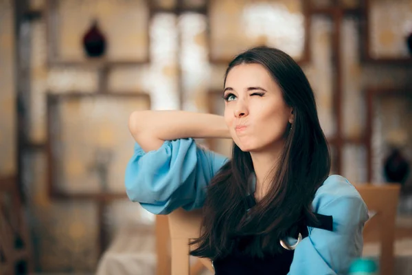 Mujer Divertida Pensando Duro Cómo Resolver Problema — Foto de Stock