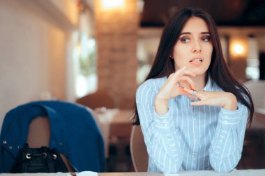 Üzgün kadın boşanma hakkında düşünme alyans kaldırma