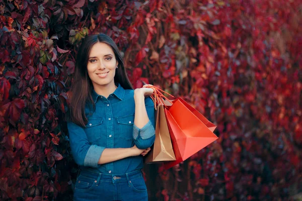 Mujer Feliz Otoño Con Compras Aire Libre —  Fotos de Stock