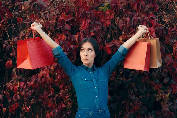 Mujer Feliz Otoño Con Compras Aire Libre —  Fotos de Stock