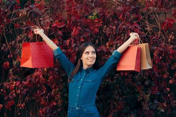 Glad Höst Kvinna Med Shopping Tillbaka Utomhus — Stockfoto