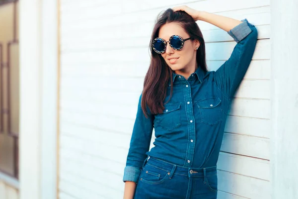 Elegante Chica Otoño Traje Mezclilla Con Gafas Sol Juego Azules — Foto de Stock