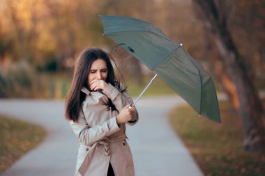 Hava yağmur şemsiye tutan rüzgar mücadele kız
