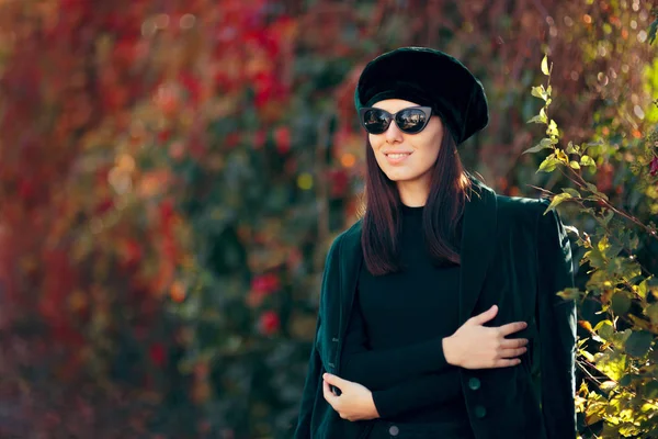 Fashion Girl Fluwelen Jas Baret Dragen Herfst — Stockfoto