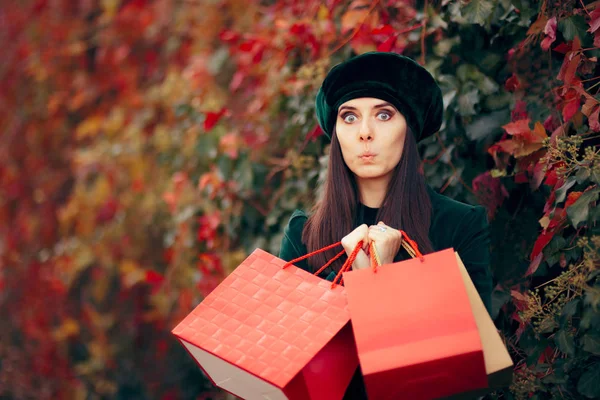 秋季时尚女孩与购物袋户外 — 图库照片