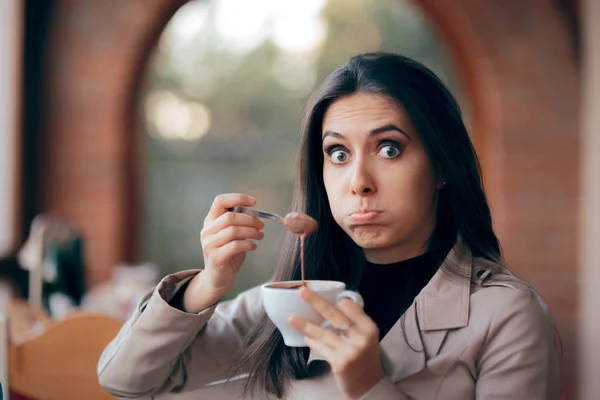 Gadis Manja Yang Lucu Dengan Minuman Cokelat Panas — Stok Foto