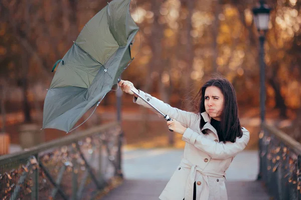 Meisje Vechten Wind Houden Paraplu Regent Weer — Stockfoto