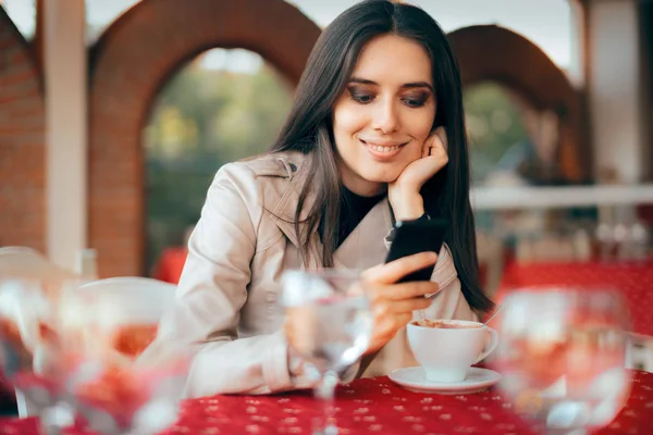 Жінка Перевіряє Свій Смартфон Ресторані — стокове фото