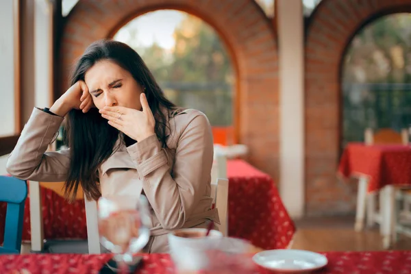 Mujer Soñolienta Bostezando Mientras Espera Restaurante — Foto de Stock