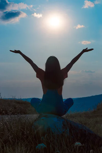 Glad Tjej Att Höja Armarna Tittar Solen — Stockfoto