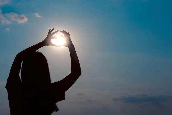 Mulher Fazendo Sinal Coração Gestos Pôr Sol Luz Solar — Fotografia de Stock
